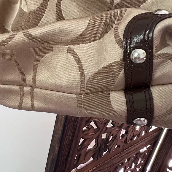 Authentic Coach Hobo Signature shoulder bag. Needs cleaning, no major wear. - Picture 12 of 15